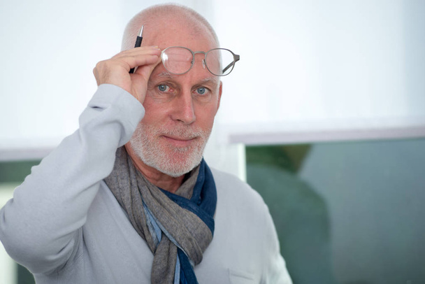 портрет зрелого мужчины в очках
 - Фото, изображение