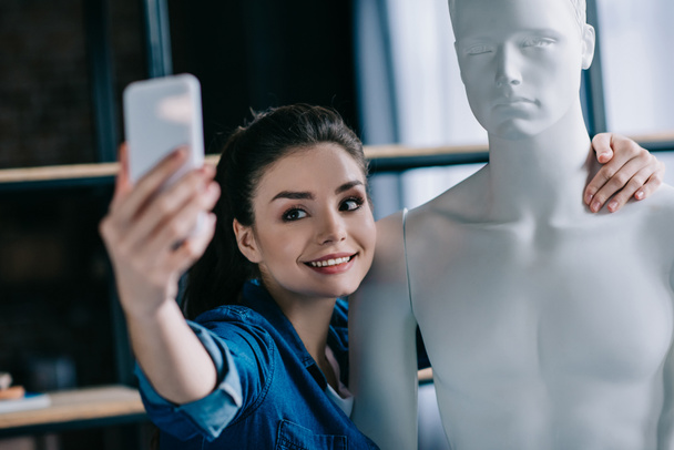 マネキン、パーフェクト ドリーム コンセプトと共に女性を selfie の笑顔の選択と集中 - 写真・画像