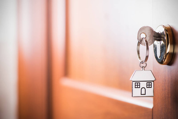 Evin anahtarı ev şeklinde bir entr tutam Gümüş Anahtarlık - Fotoğraf, Görsel