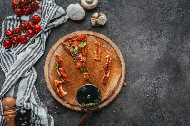 felülnézet darab evett pizza vágó konkrét tábla - Fotó, kép