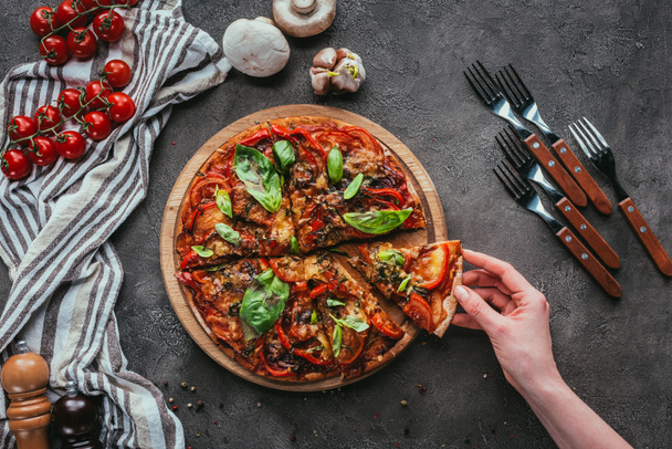 cropped shot of woman taking piece of pizza - Foto, Bild