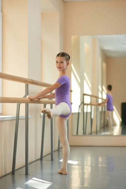 Bella giovane ballerina in studio di balletto
. - Foto, immagini