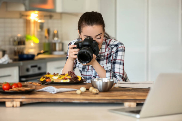 Jovem com câmera profissional tirando fotos da vida morta na cozinha
 - Foto, Imagem