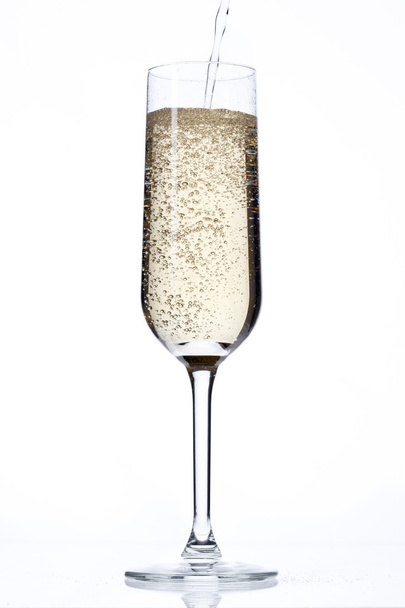 weergave van champagne vallen in glas - Foto, afbeelding
