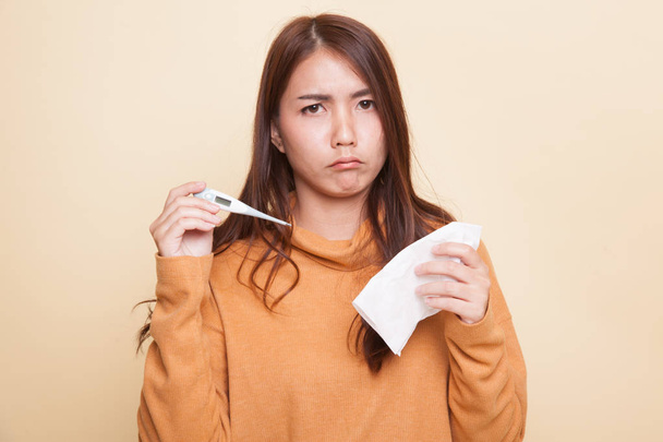 Young Asian woman got sick and flu. - Foto, Imagen