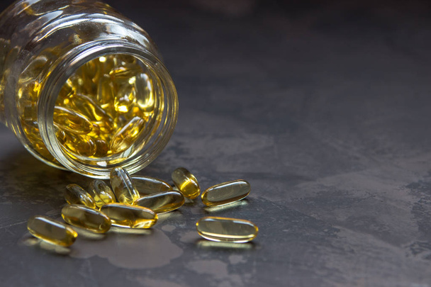 Sárga vitamin kapszula, olajos kábítószer lágy zselatin kapszula - Fotó, kép