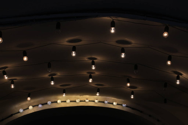luces retro eléctricas bajo el techo
 - Foto, Imagen