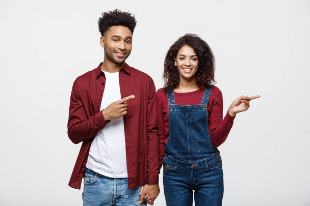 Giovani afroamericani in abiti casual distogliendo lo sguardo e puntare il dito. isolato su sfondo bianco
 - Foto, immagini