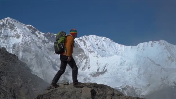 Turysta stoi na górze - Materiał filmowy, wideo