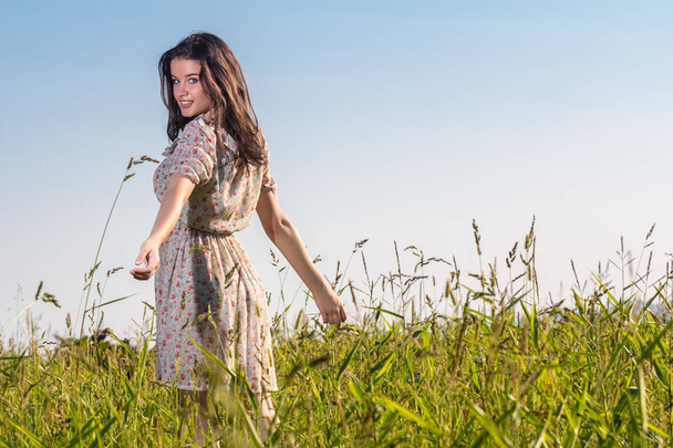 Beautiful young woman in the summer field - Foto, afbeelding