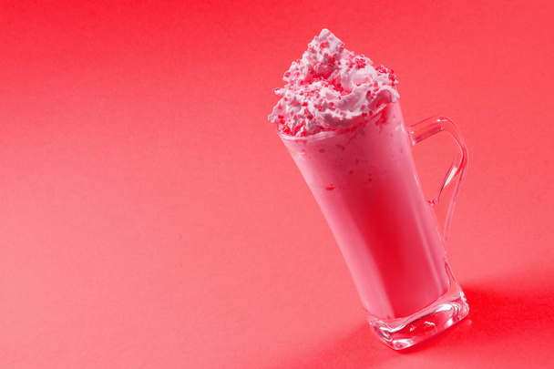 vaaleanpunainen vaahtoava juoma pirtelö
 - Valokuva, kuva