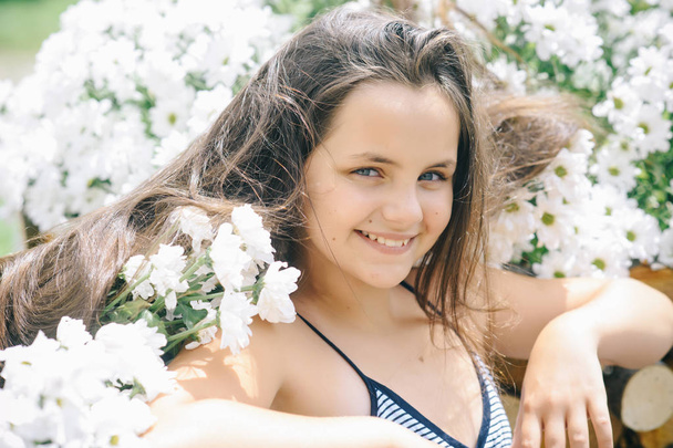 Spring blossom and young girl - Foto, Imagen