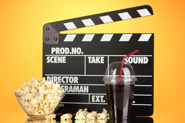 Elokuva clapperboard, cola ja popcorn oranssi tausta
 - Valokuva, kuva
