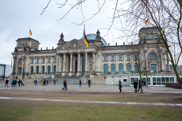 O edifício do Reichstag do governo alemão em Berlim
 - Foto, Imagem