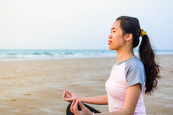 Ragazza meditazione sulla spiaggia al tramonto
 - Foto, immagini