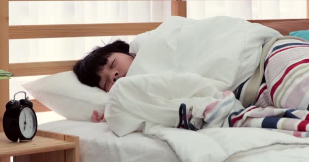 Elaludt fiú nem akar-hoz nyomdokvíz megjelöl, gyermek esik az ágyból - Felvétel, videó