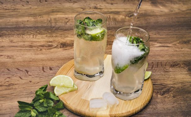 preparation of a drink with mint - Foto, immagini