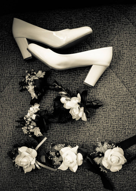 Μαύρο και άσπρο φωτογραφία για διακόσμηση. Νυφικά παπούτσια και γάμου buddlers. - Φωτογραφία, εικόνα