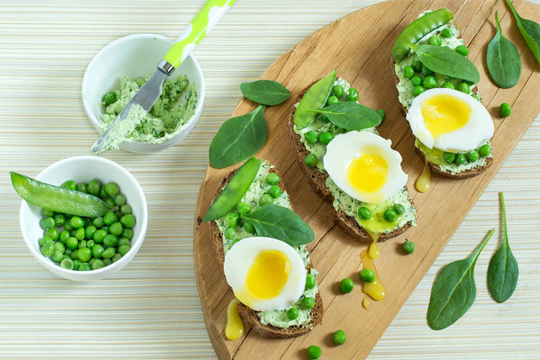 Toast to breakfast with cottage cheese and herbs, green peas, so - Photo, Image