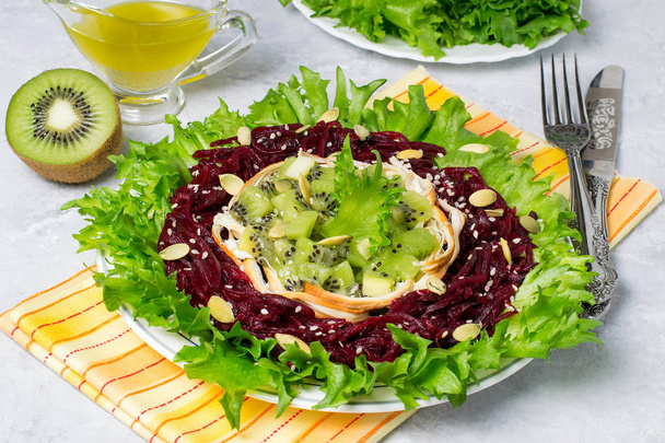 köstlicher Salat mit Rüben, Kiwi und geräuchertem Käse  - Foto, Bild