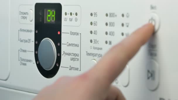 eine männliche Hand einstellen und High-End-elektronische Waschmaschine einschalten. - Filmmaterial, Video