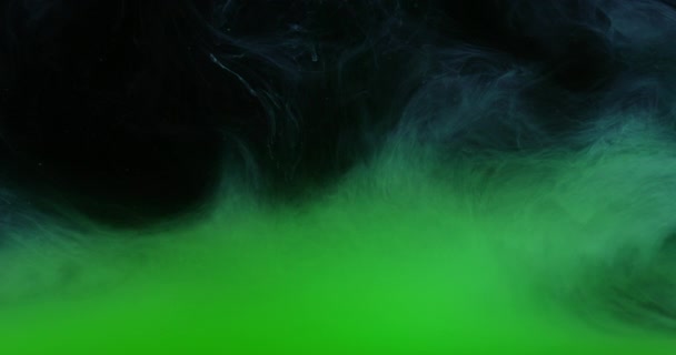 Colores de tinta verde en el agua creando formas de arte líquido
 - Metraje, vídeo