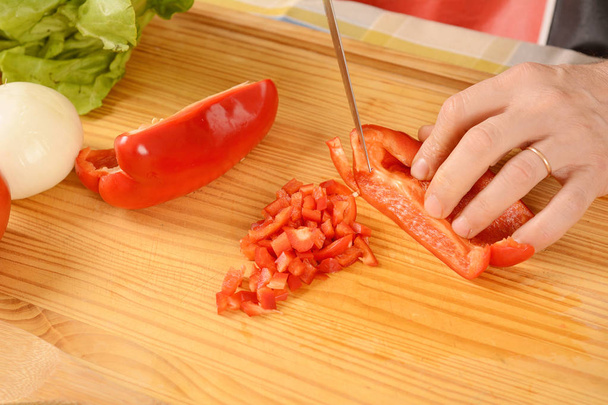 Close up de homem cortando legumes no tabuleiro
 - Foto, Imagem