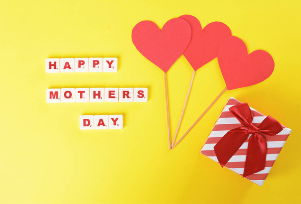 Fondo del día de las madres con corazones y caja roja
 - Foto, imagen