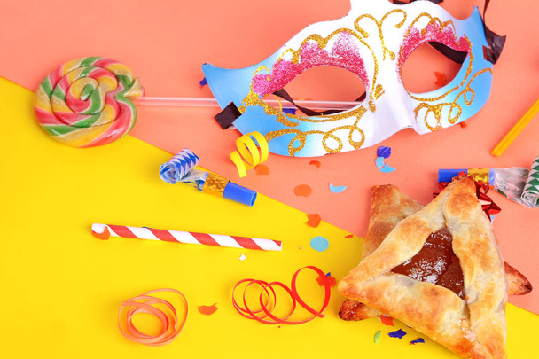 Purim background with carnival mask, party costume and hamantaschen cookies. - Foto, Imagen
