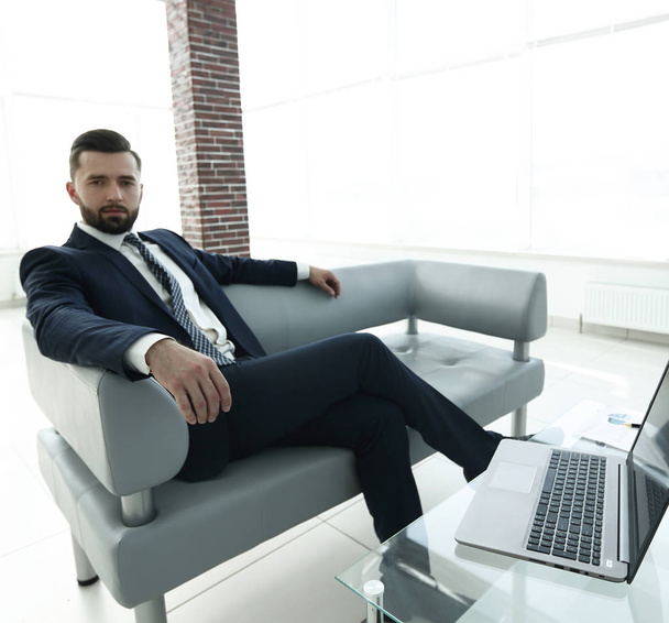 businessman sitting in the lobby of a modern office. - Foto, Imagen