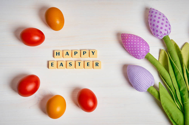 Velikonoční dekorace s barevnými vejci, text a tulipány - Fotografie, Obrázek