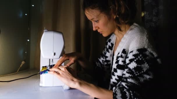 Beautiful girl at home sewing on the sewing machine, 4k. - Footage, Video