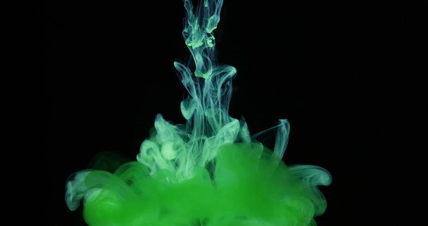 Couleurs d'encre vertes dans l'eau Créer des formes d'art liquide
 - Photo, image
