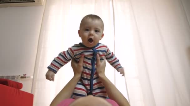Boldog nevetett baby anyák kezében - Felvétel, videó