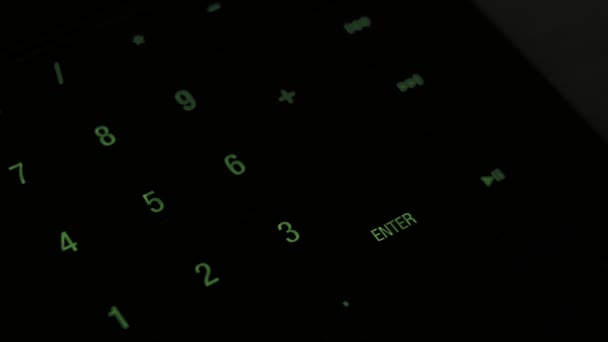 Uomo premendo entrare tasto sulla moderna tastiera del computer illuminato
. - Filmati, video
