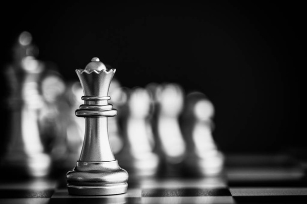 戦略チェスの戦いチェスボード上のインテリジェンスの挑戦ゲーム. - 写真・画像