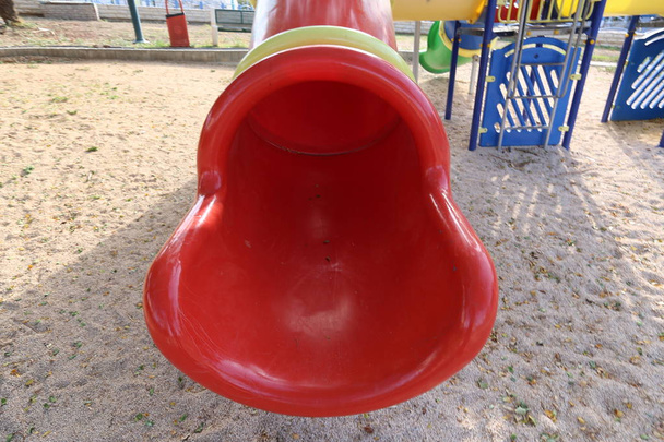 figura en un parque abierto para los niños más pequeños
  - Foto, Imagen