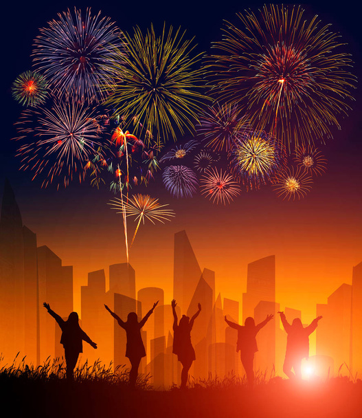 Silhouet van volkeren genieten van het kijken van vuurwerk in de stad weergeven. - Foto, afbeelding