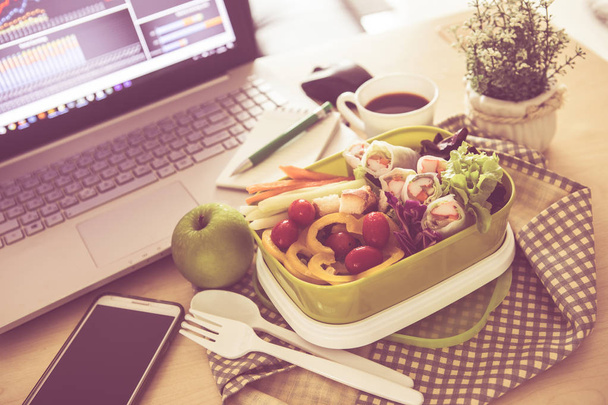 Крупним планом зелений поле обід на робочому місці з робочим столом, Heal - Фото, зображення