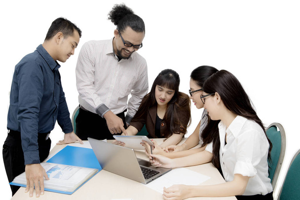 Профессиональная бизнес-команда с планшетом на студии
 - Фото, изображение
