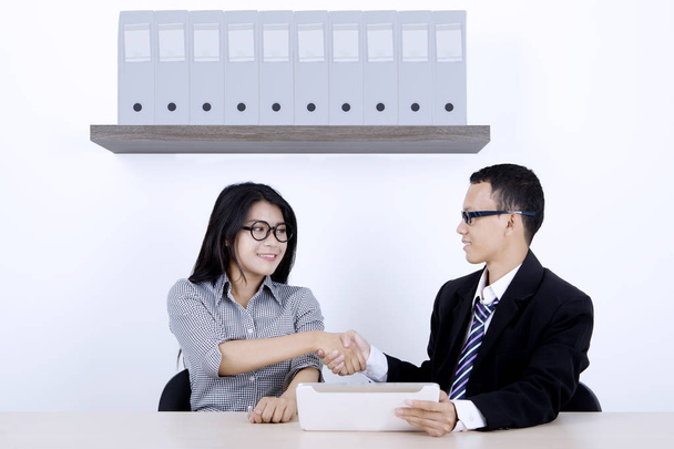 Business team shaking hands on desk - Фото, зображення