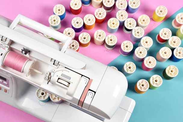 Máquina de coser y rollos de hilo, Grupo de hilo de colores en el escritorio de costura, Artesanía, costura y concepto de costura
. - Foto, Imagen