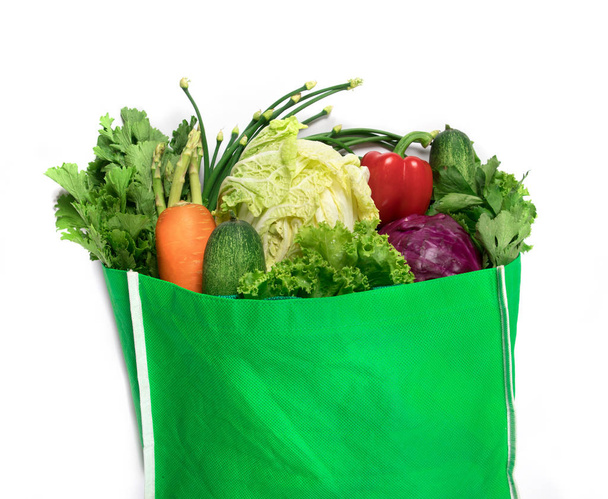 közelről egy zöld élelmiszerbolt táska o vegyes organikus zöldségek - Fotó, kép