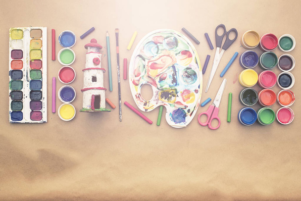 Um conjunto de materiais para criatividade e desenho Hobbies. Aulas de criatividade com crianças. Flat lay vista superior
 - Foto, Imagem