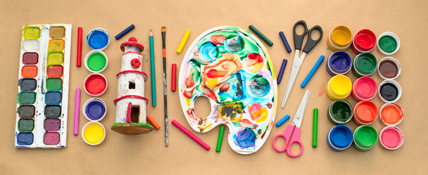 Banner Um conjunto de materiais para criatividade e desenho Hobbies. Aulas de criatividade com crianças. Flat lay vista superior
 - Foto, Imagem