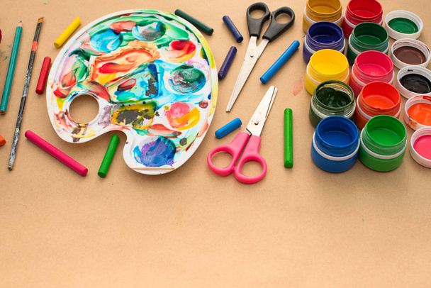 Un conjunto de materiales para la creatividad y el dibujo Hobbies. Clases para la creatividad con niños. Vista superior plana
 - Foto, imagen