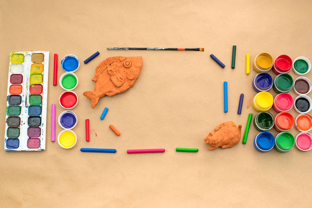 Un conjunto de materiales para la creatividad y el dibujo Hobbies. Clases para la creatividad con niños. Vista superior plana
 - Foto, Imagen