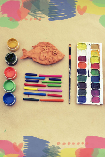 Un conjunto de materiales para la creatividad y el dibujo Hobbies. Clases para la creatividad con niños. Vista superior plana
 - Foto, imagen