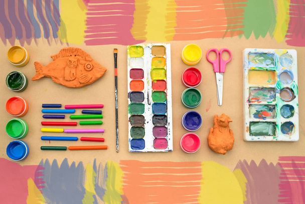 Yaratıcılık ve Hobiler çizim için malzeme koymak. Sınıflar için yaratıcılık çocuklu. Düz yatıyordu Üstten Görünüm - Fotoğraf, Görsel