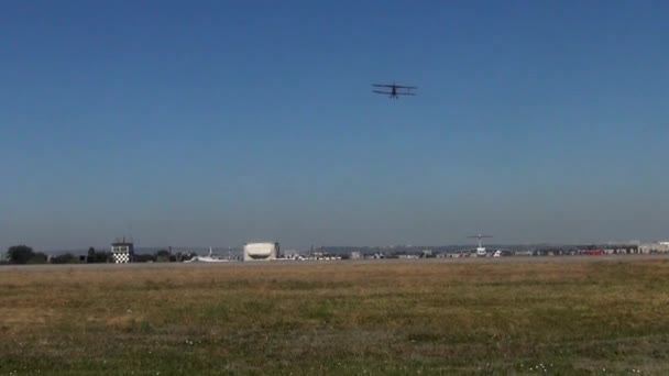 Bir çift kanatlı Havaalanı uçar - Video, Çekim